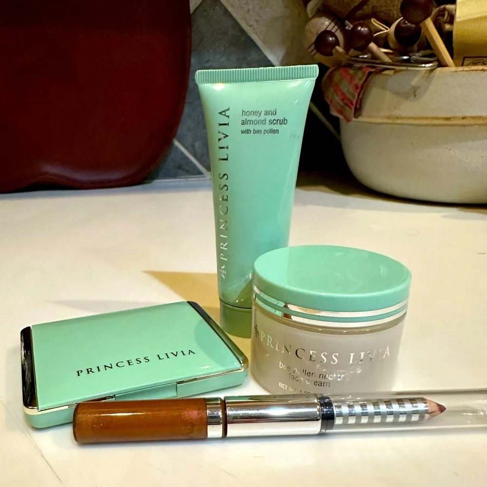 VTG RARE PRINCESS LIVIA SET4 LIP ALMOND SCRUB BEE POLLEN CREAM BUFF SHEER POWDER